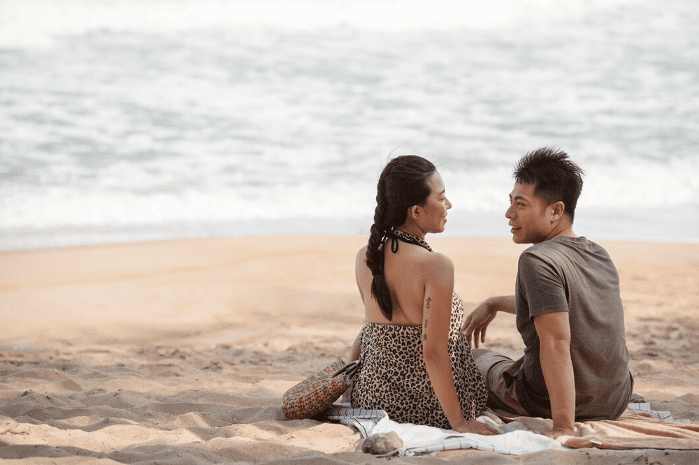 Bạn c&oacute; thể c&ugrave;ng người y&ecirc;u mặc &aacute;o cặp v&agrave; chụp ảnh với b&atilde;i c&aacute;t trắng mịn c&ugrave;ng bờ biển trải d&agrave;i (Nguồn: Freepik)